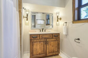 Combined shower/bathtub, hair dryer, towels - Dog Friendly, On Shuttle Route, Private Hot Tub, Near River, Walk to Town (Breckenridge)