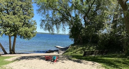 COZY COTTAGE WALKING DISTANCE TO LAKE SIMCOE & FRIDAY HARBOUR
