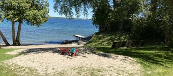 COZY COTTAGE WALKING DISTANCE TO LAKE SIMCOE & FRIDAY HARBOUR