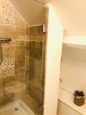Dusche, Haartrockner, Handtücher, Seife