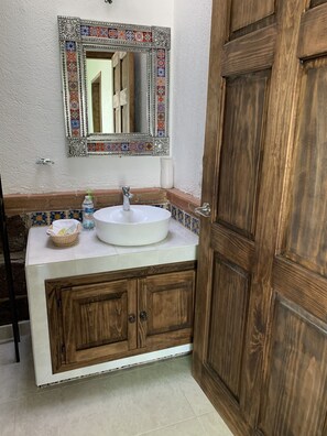 Family Studio Suite | Bathroom | Shower, towels, soap, shampoo - Hotel Villas Mahando (Ezequiel Montes)