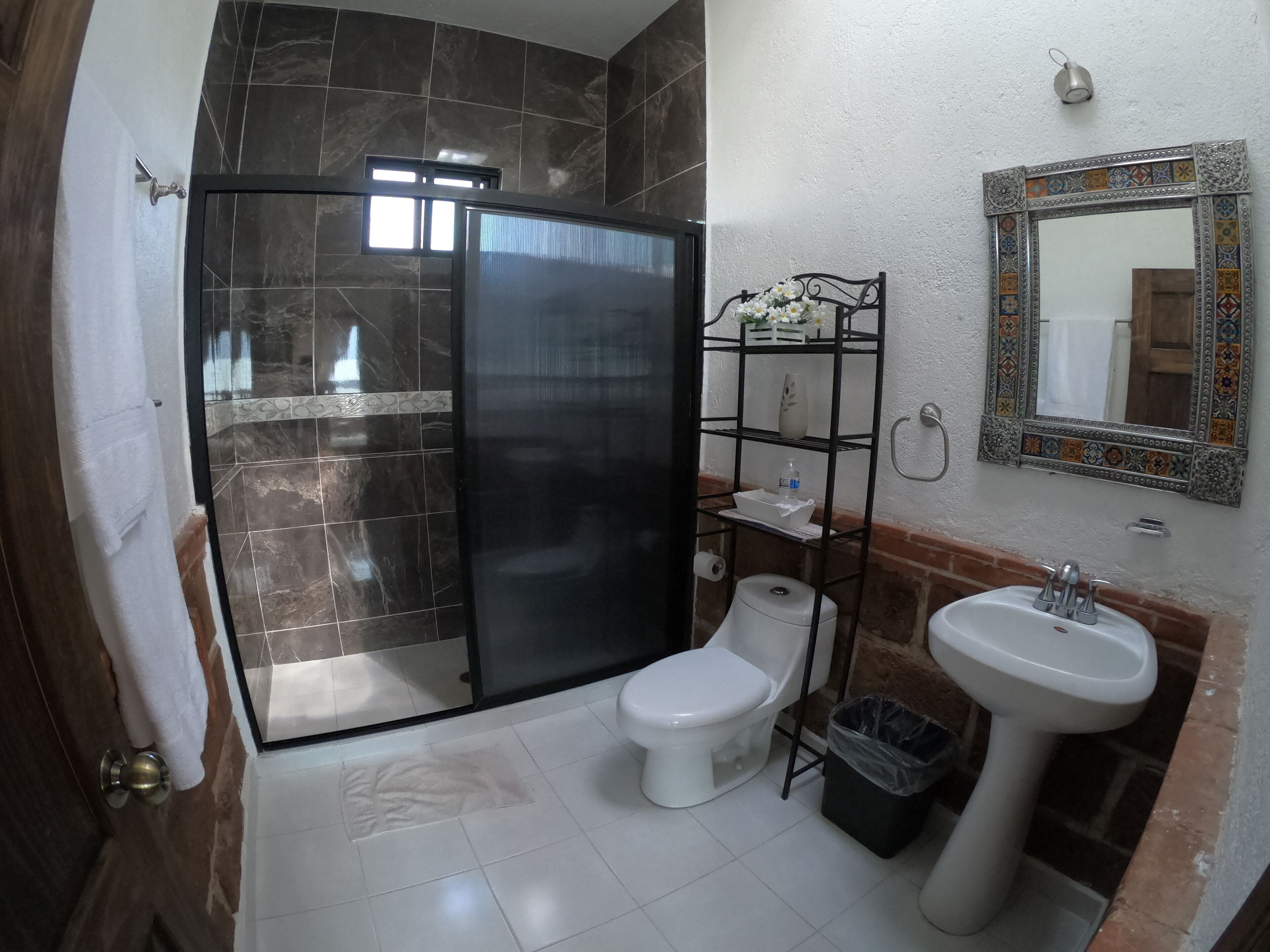 executive room | bathroom | shower, towels, soap, shampoo