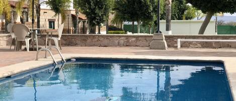 Utendørsbasseng og bassengparasoller