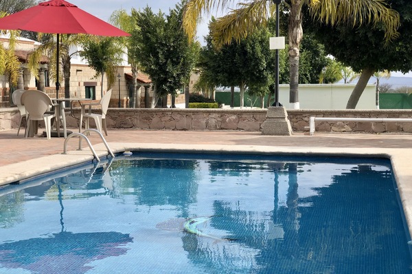 Utomhuspool med öppettider 08.00 till 20.00, och parasoller