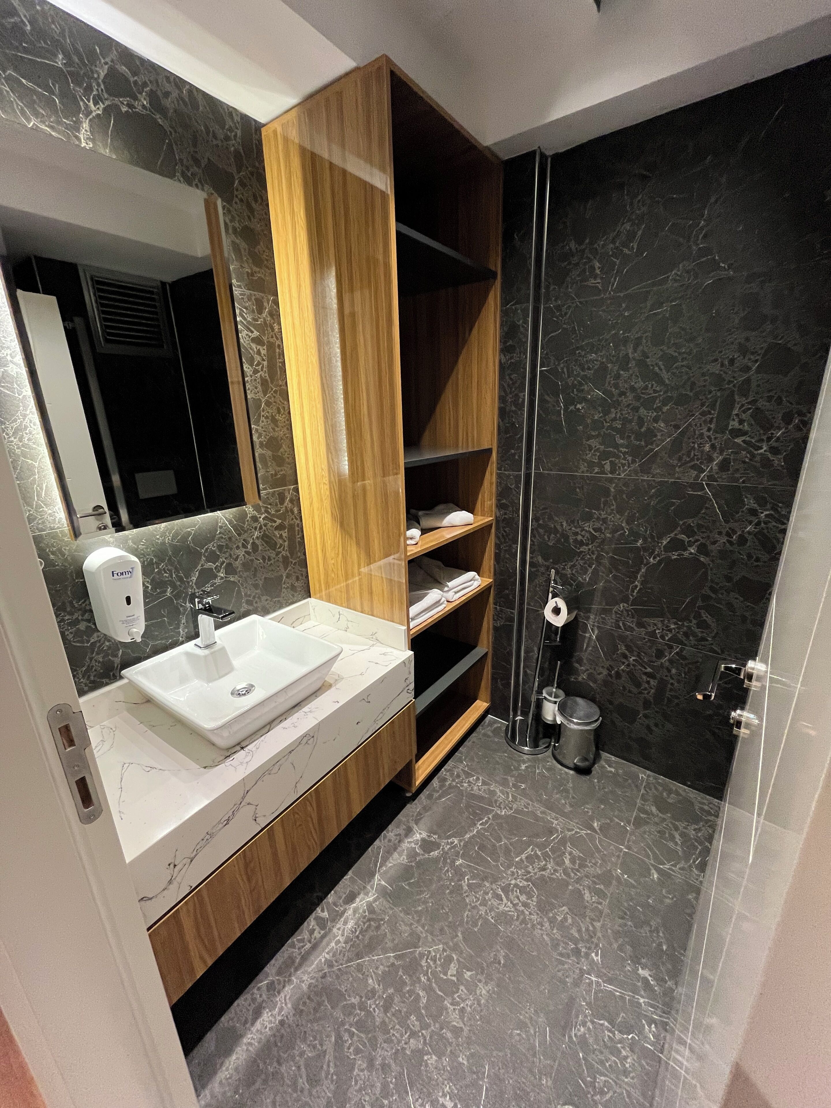 shower, rainfall showerhead, free toiletries, hair dryer