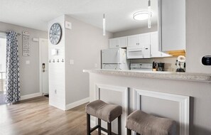 Kjøleskap, mikrobølgeovn, ovn og kokeplater