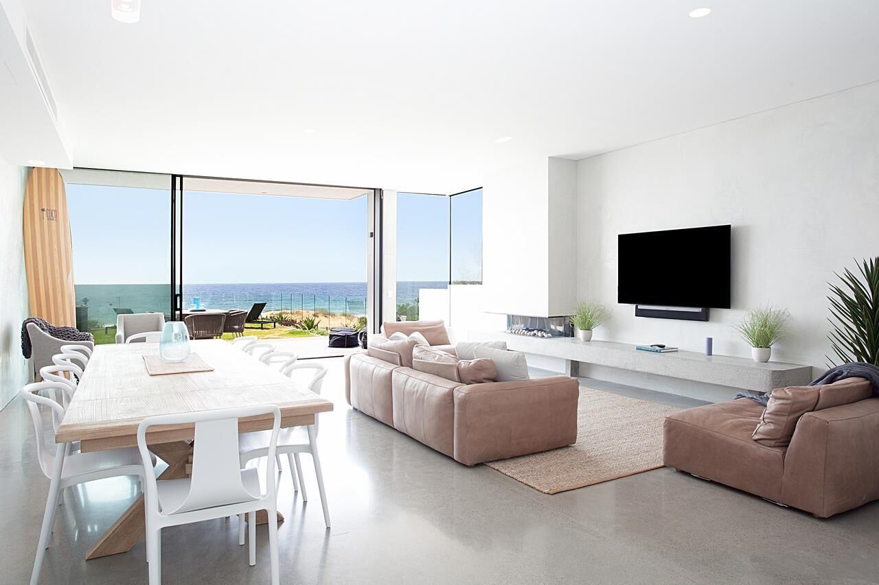 Luxury Beach House with direct Beachfront Access and breathtaking views — image 6