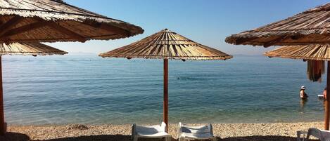 Una playa cerca, sillas reclinables de playa