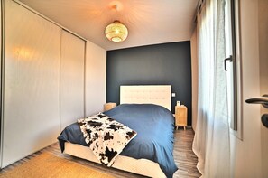 2 Schlafzimmer, Schreibtisch, Bügeleisen/Bügelbrett, Reisekinderbett