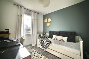 2 bedrooms, desk, iron/ironing board, travel crib - Charming house with private pool and garden (Arvert)