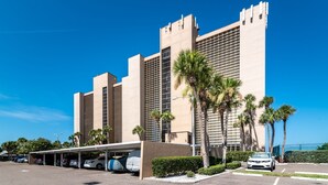 Un grand hôtel à l’architecture moderne, caractérisé par de nombreuses tours et un parking couvert.