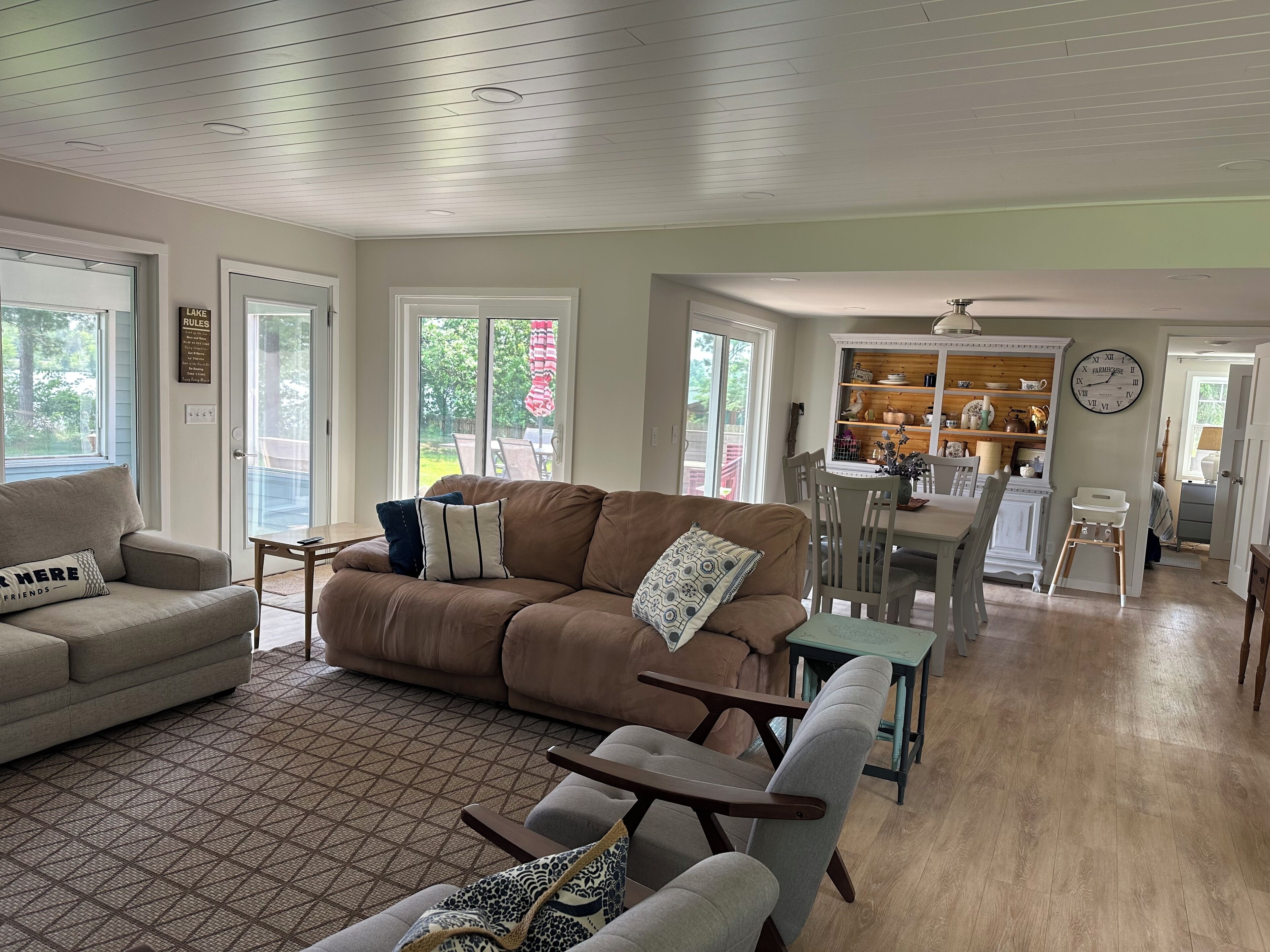 Smart TV, caminetto, lettore DVD, libri