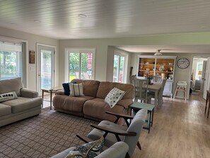 Smart-TV, peis, DVD-spiller og bøker