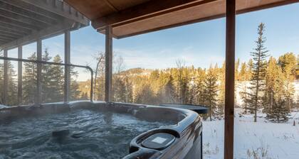 Summit Trails Lodge: Cozy, Hot Tub, Trail Access