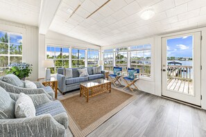 Een televisie en boeken