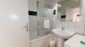 Baignoire, sèche-cheveux, serviettes fournies, papier toilette
