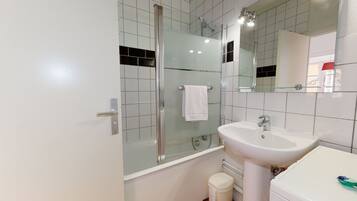 Baignoire, sĂšche-cheveux, serviettes fournies