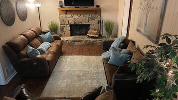 TV connectée, cheminée, baby-foot, livres