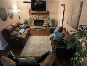 Smart TV, fireplace, foosball, books - Newly Remodeled Near Stone Mountain Park (Lilburn)