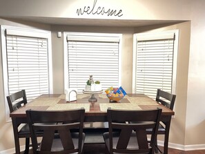 Dining - Newly Remodeled Near Stone Mountain Park (Lilburn)