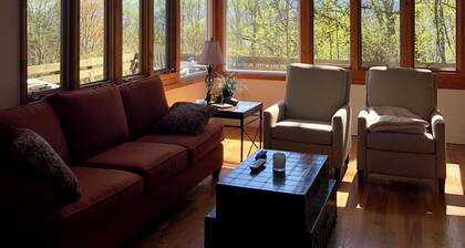 Scenic cabin getaway minutes from town