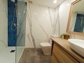 Shower, hair dryer, towels - Bella Nit Sa Riera Sea View Duplex w Parking (Sa Riera)