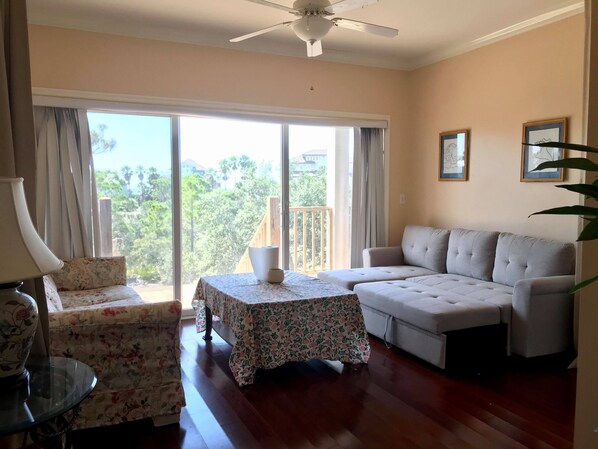 Télévision, livres, chaîne hi-fi