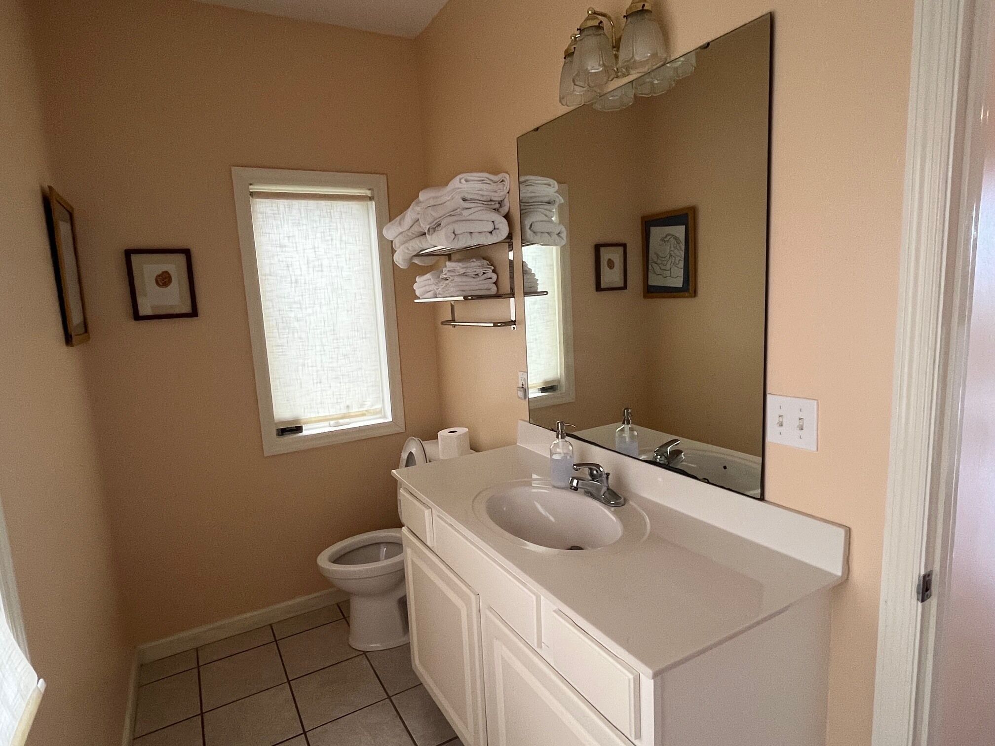 Suihkun ja ammeen yhdistelmä, hiustenkuivaaja, pyyhkeet, saippua