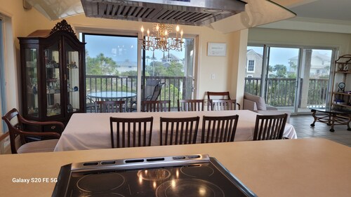 Gated Community w/Amenities Pool, Beach Access, Pets OK