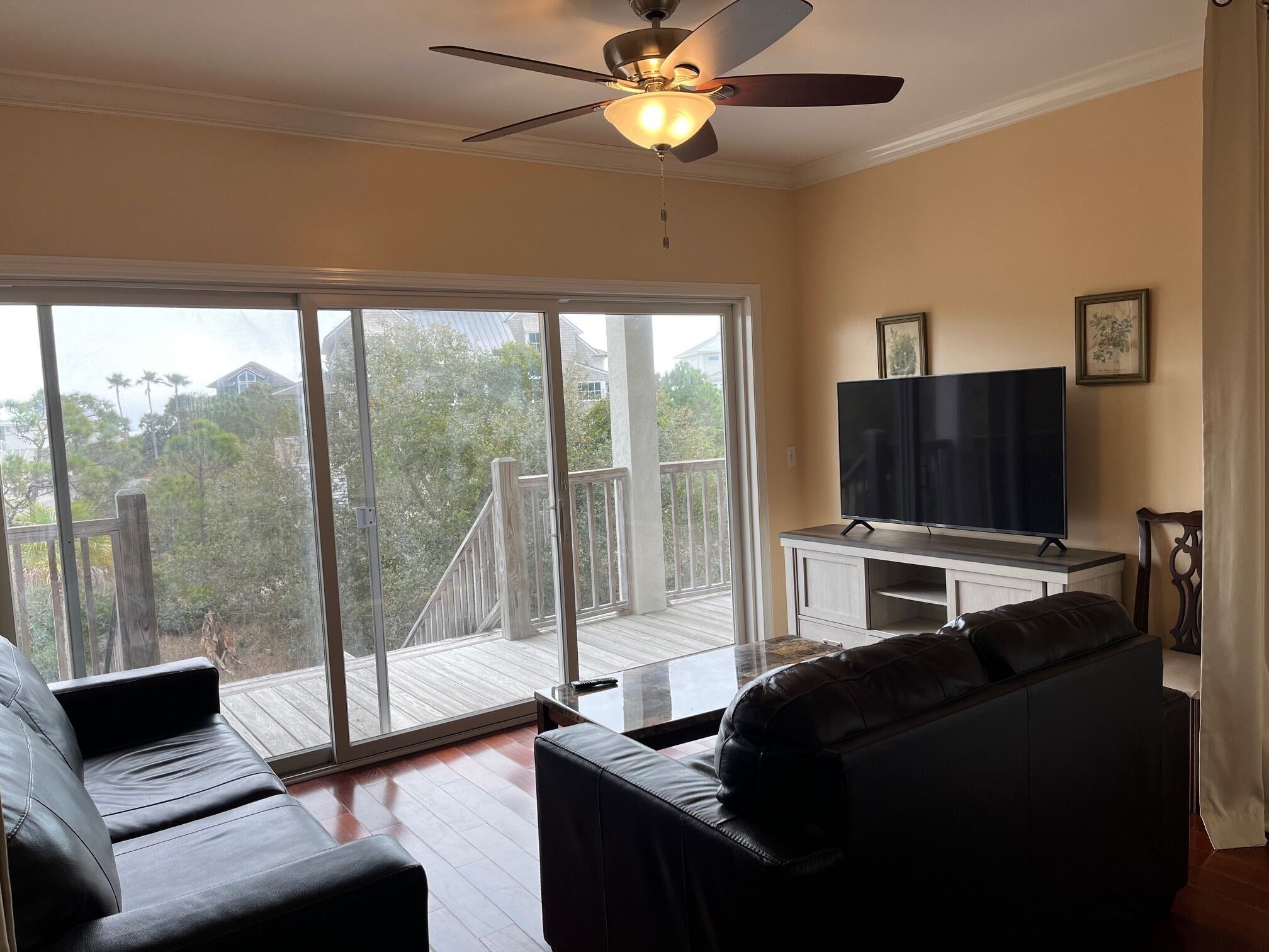 Televisie, boeken en een stereo