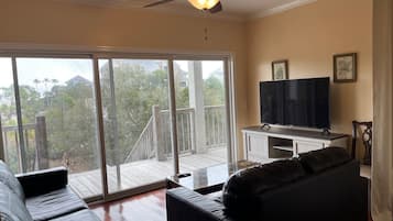 Fernseher, Bücher, Stereoanlage