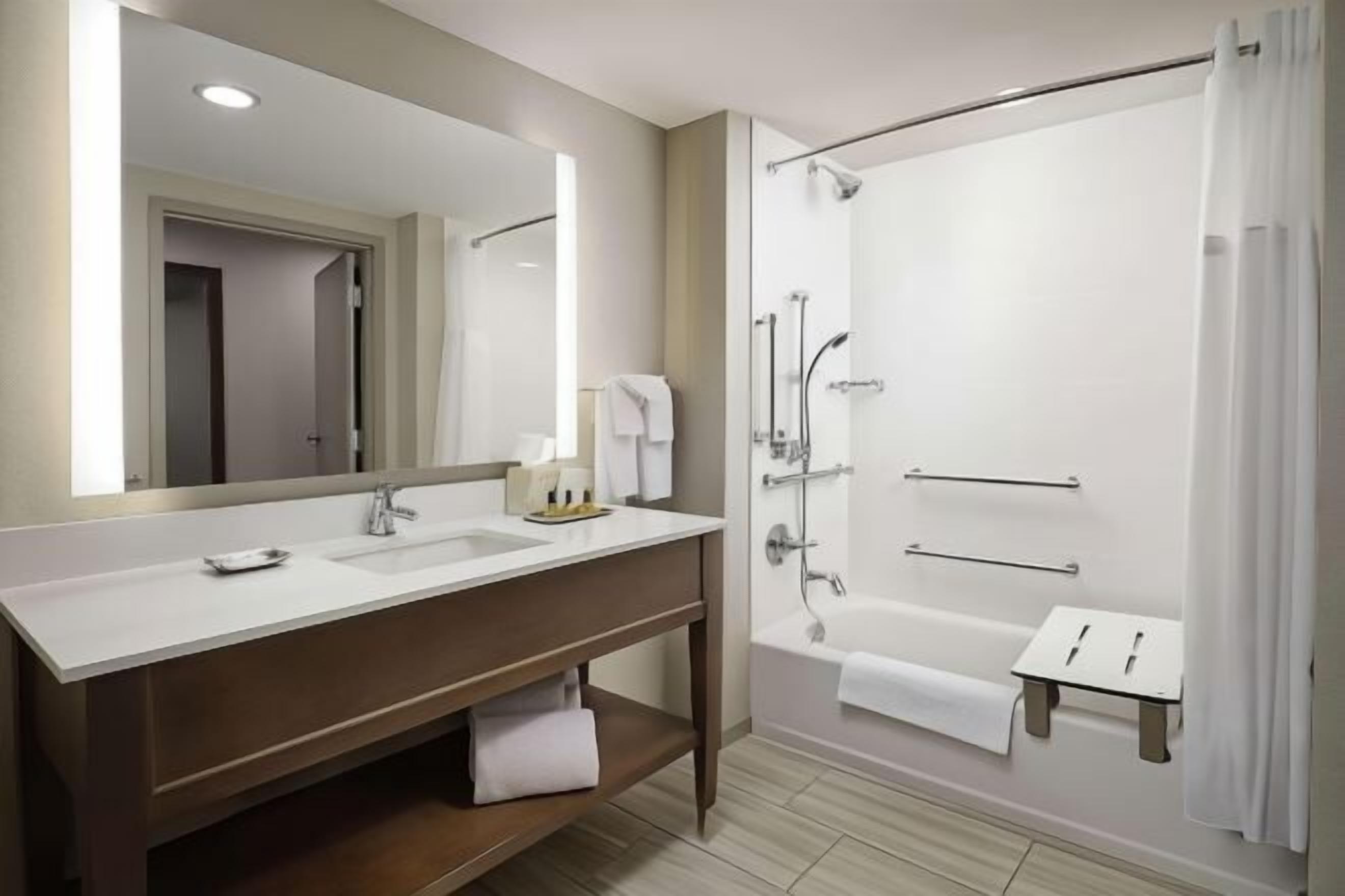 Bathroom | Combined shower/bathtub, free toiletries, hair dryer, towels