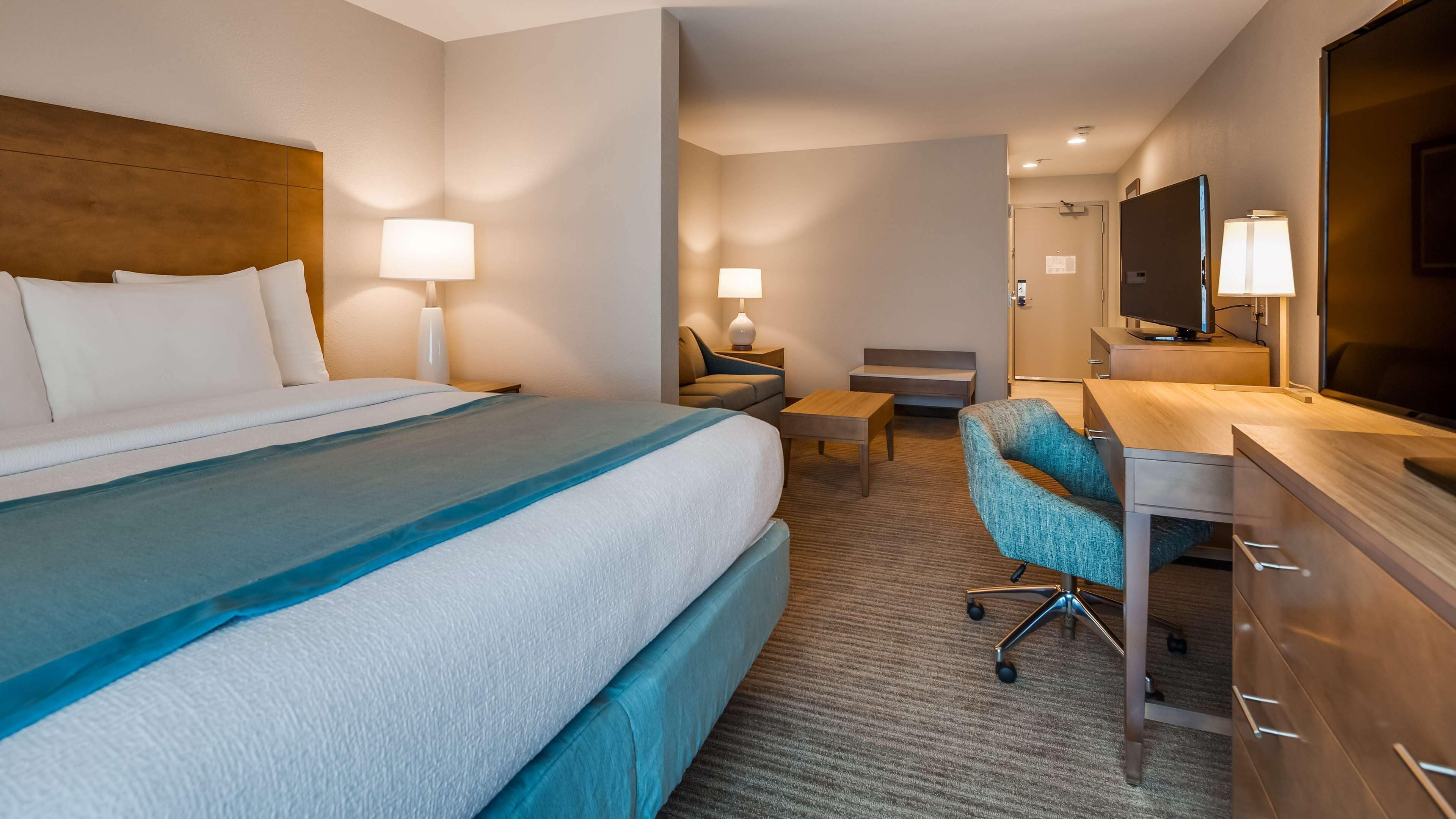 Desk, laptop workspace, iron/ironing board, free WiFi