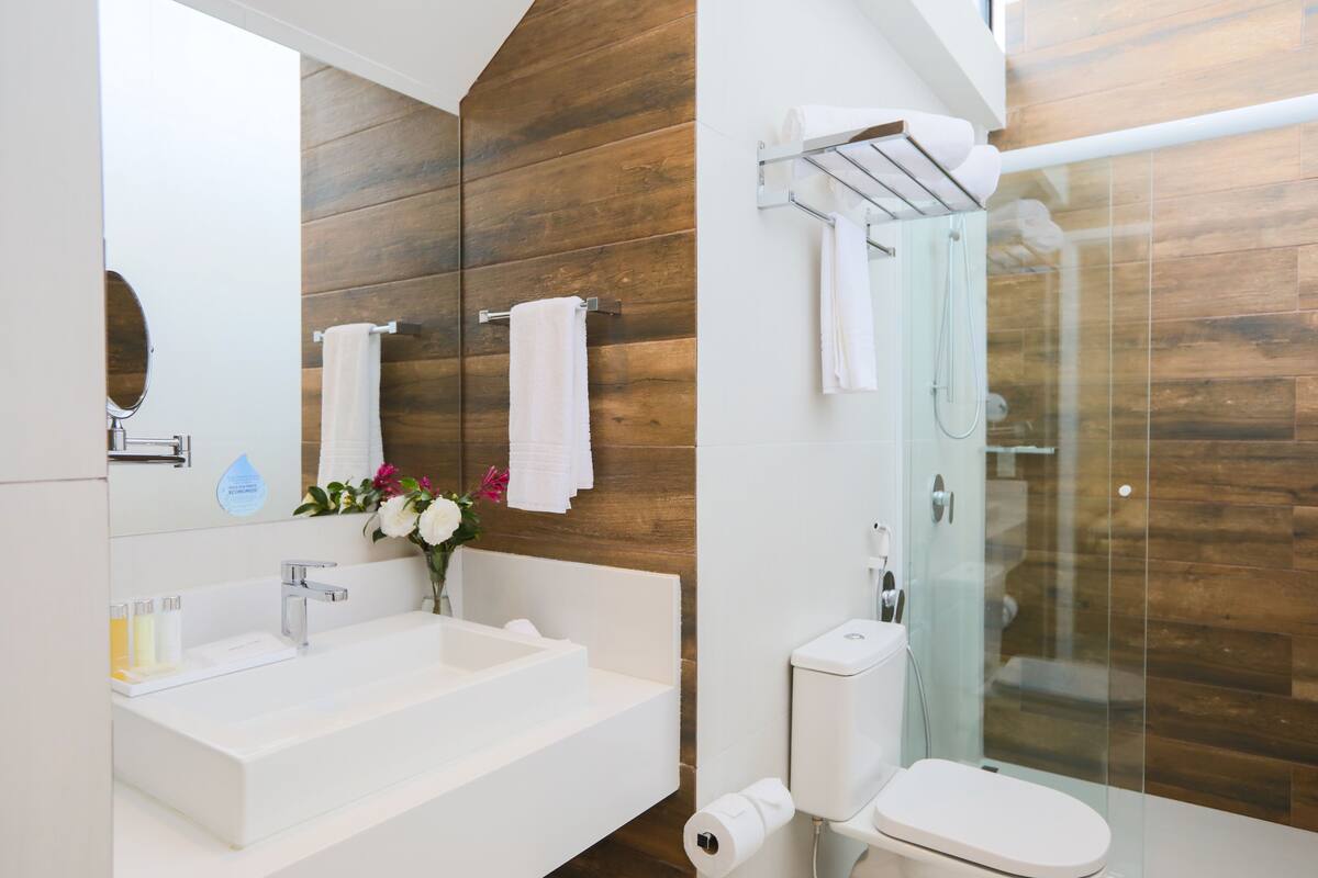 family suite, multiple beds, non smoking (with sofabed) | bathroom | shower, free toiletries, hair dryer, towels