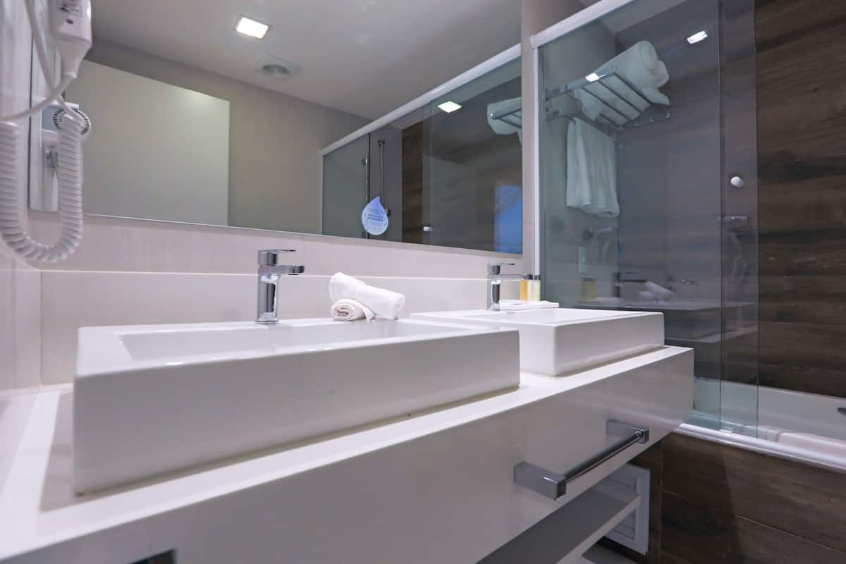 junior suite, multiple beds, non smoking, bathtub (with sofabed) | bathroom | shower, free toiletries, hair dryer, towels