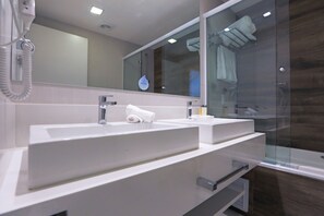 Junior Suite, Multiple Beds, Non Smoking, Bathtub (with Sofabed) | Bathroom | Shower, free toiletries, hair dryer, towels - Carpe Diem Boutique & Spa (Campos do Jordão)