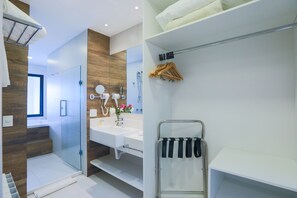 Executive-Zimmer, Mehrere Betten, Badewanne, Talblick (with Sofabed) | Badezimmer | Dusche, kostenlose Toilettenartikel, Haartrockner, Handtücher