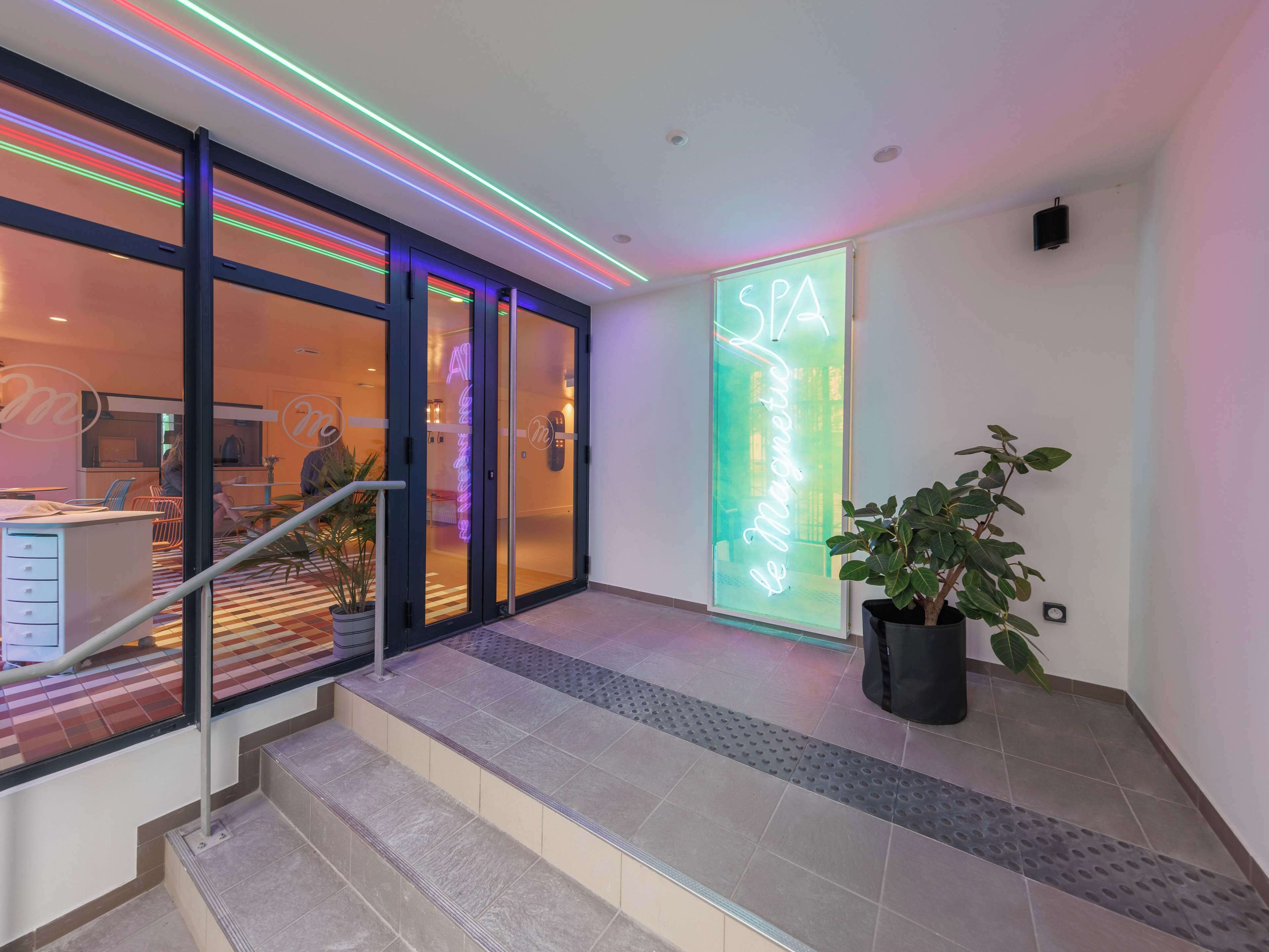 couples treatment room(s), sauna, hot tub, steam room, massages