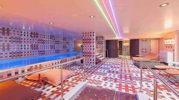 Salas de tratamiento para parejas, un sauna, una bañera de hidromasaje