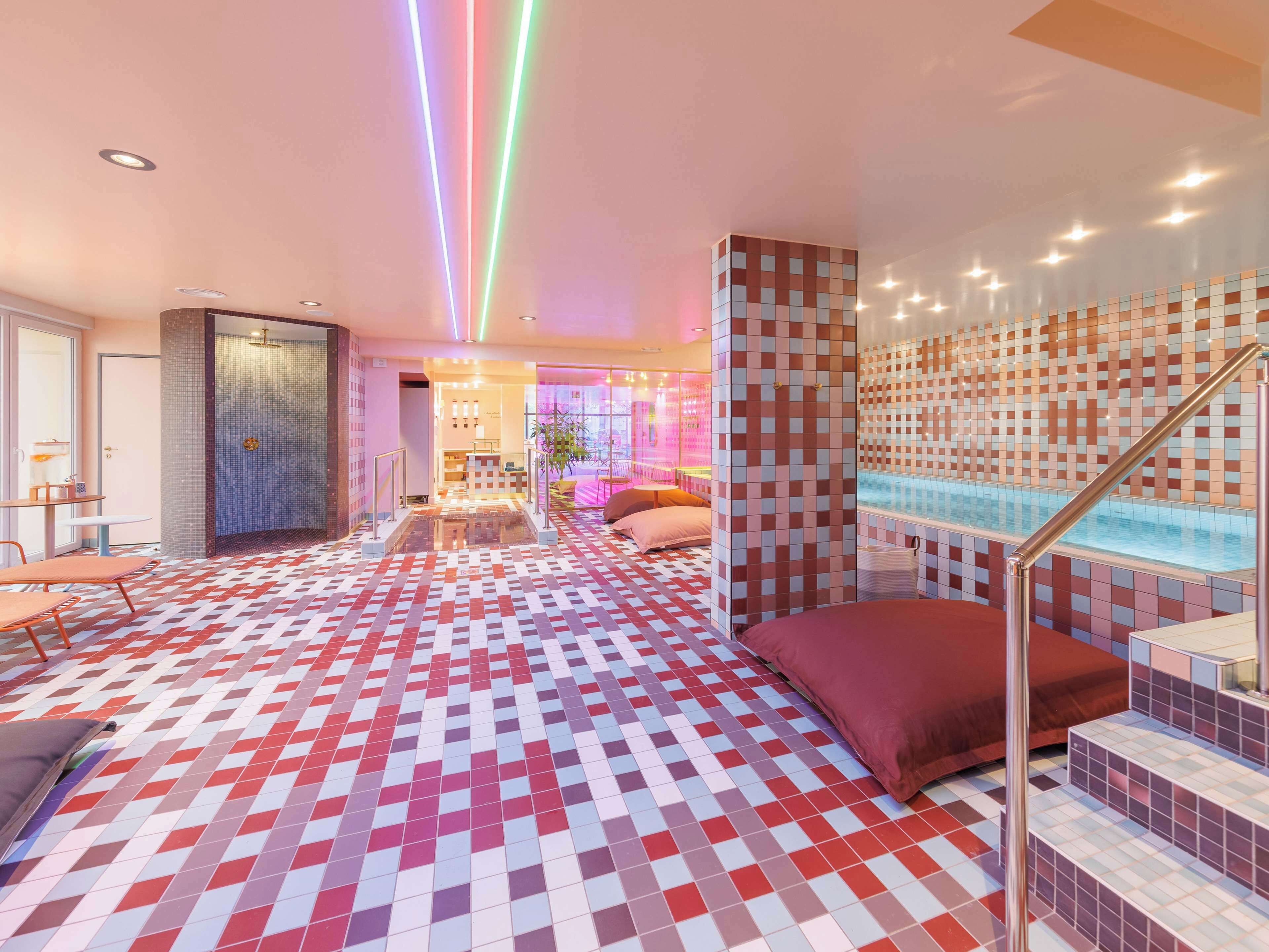 Ruang perawatan pasangan, sauna, ruang uap, dan pijat