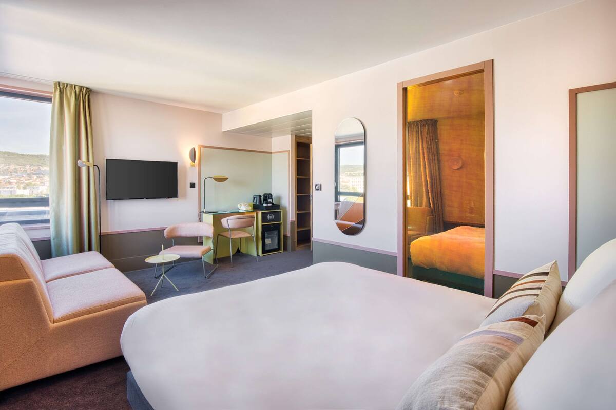 premium bedding, pillow-top beds, free minibar, in-room safe