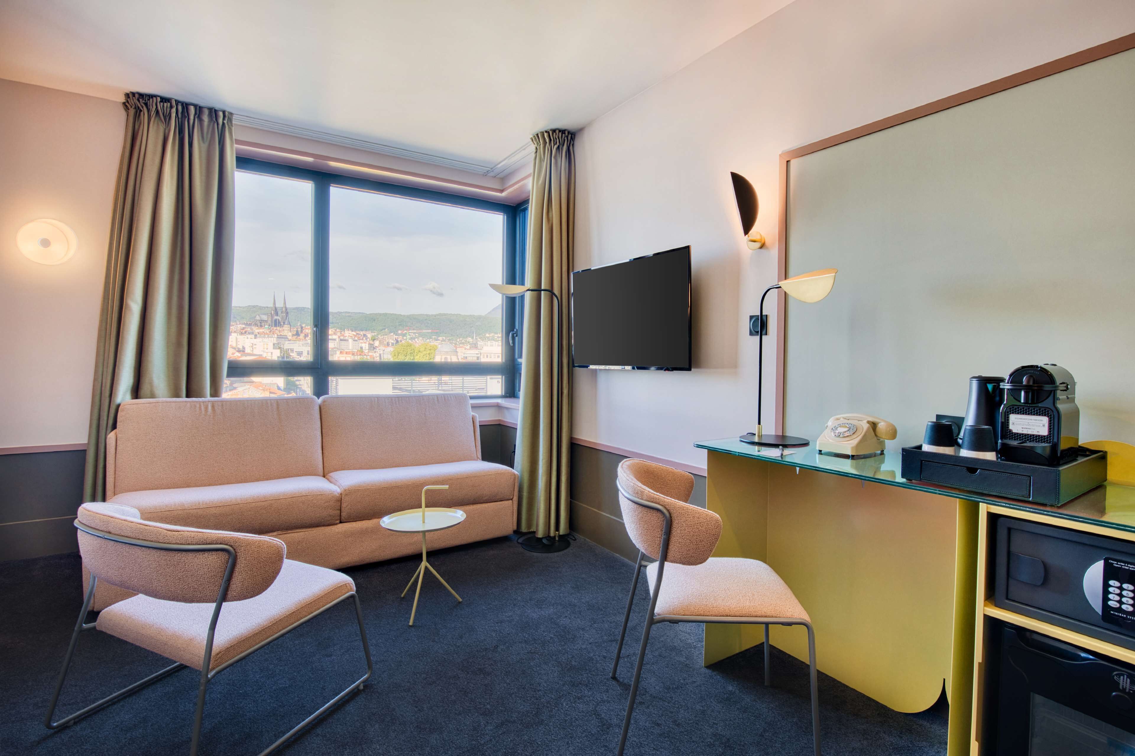 premium bedding, pillow-top beds, free minibar, in-room safe