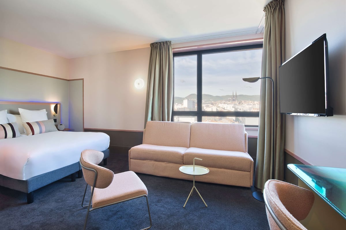 premium bedding, pillow-top beds, free minibar, in-room safe