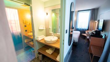 Classic Twin Room, 2 Single Beds, Non Smoking | Bathroom | Eco-friendly toiletries, hair dryer, towels