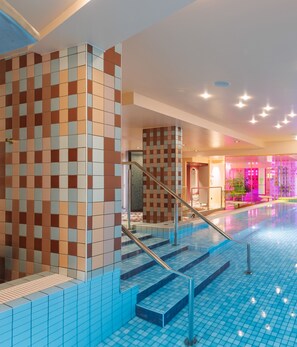 Salas de tratamiento para parejas, un sauna, una bañera de hidromasaje