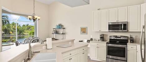 Kühlschrank, Mikrowelle, Wasserkocher mit Kaffee-/Teezubehör