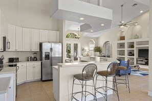 Kühlschrank, Mikrowelle, Wasserkocher mit Kaffee-/Teezubehör