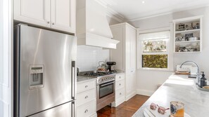 Een koelkast, een magnetron, een oven, een kookplaat