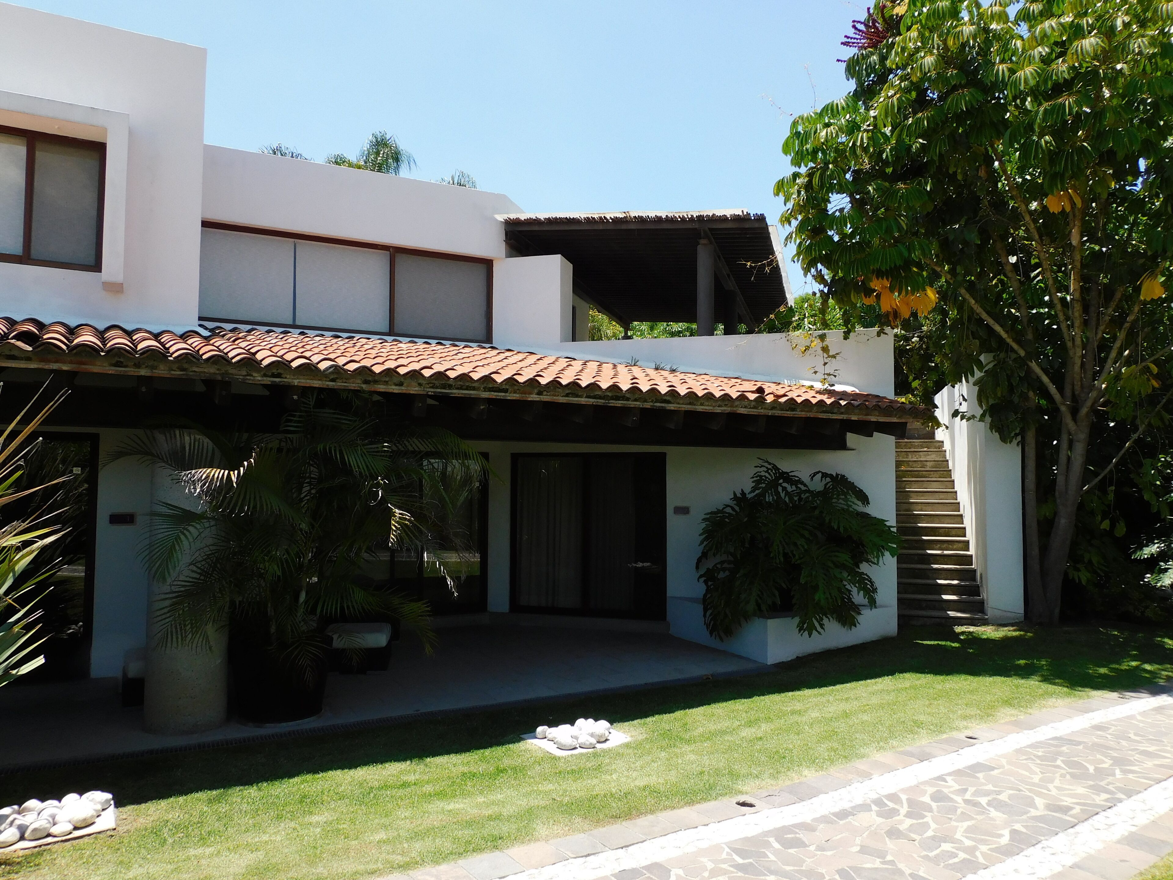 Vista frontal de la propiedad