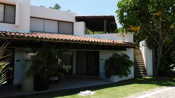 Vista frontal de la propiedad